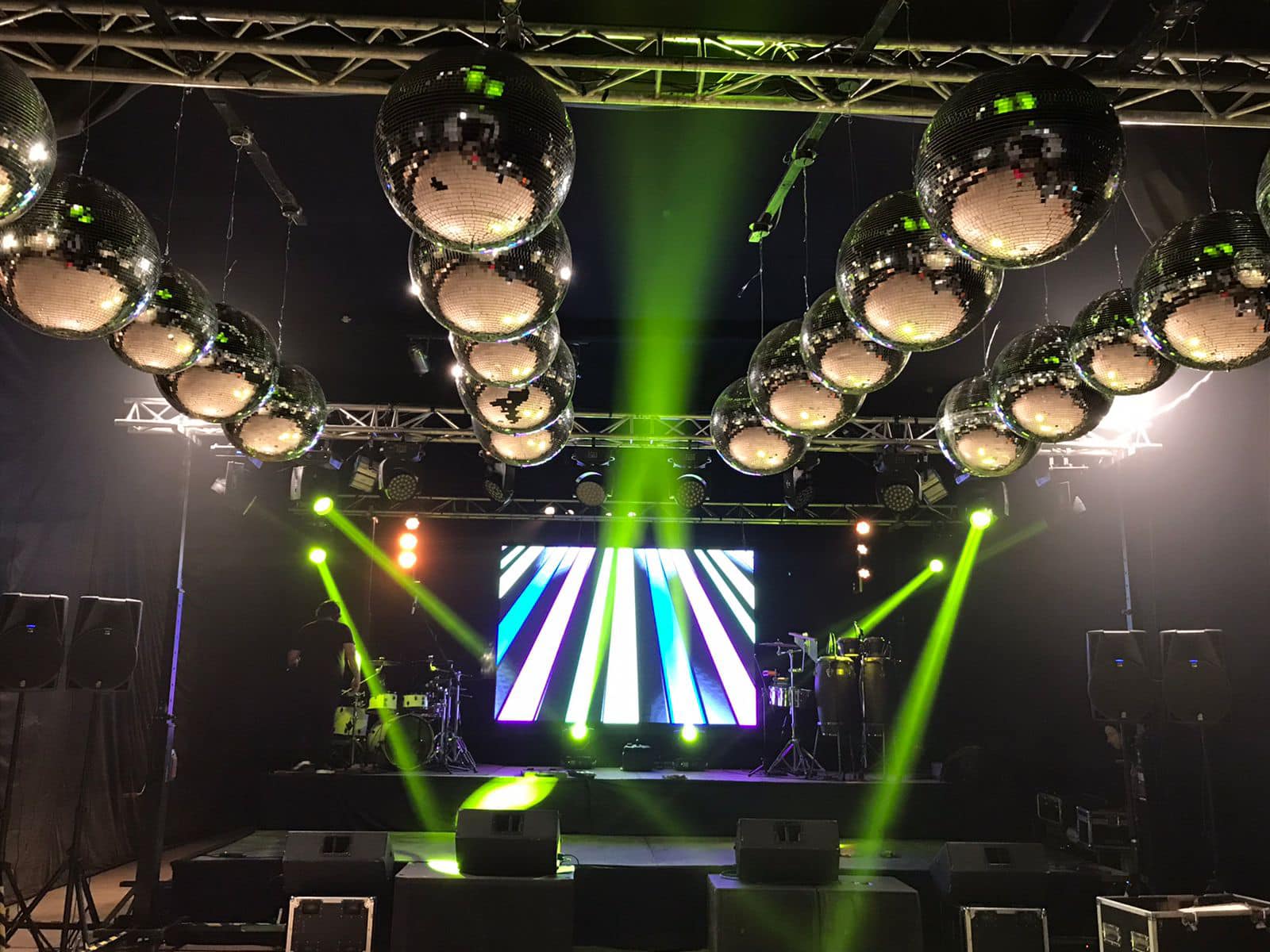 Público disfrutando un evento con luces de escenario