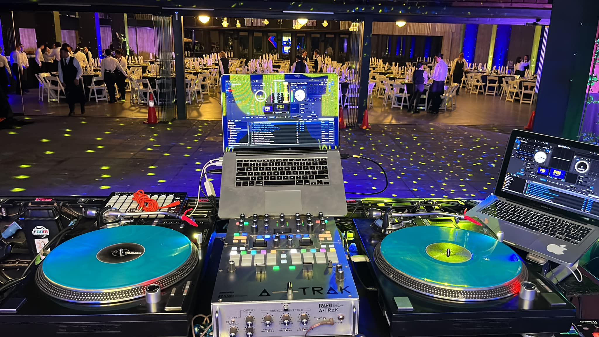 Concierto con escenario iluminado